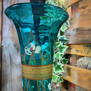 Grand vase à col en verre bleu turquoise. Décor floral Art Nouveau.