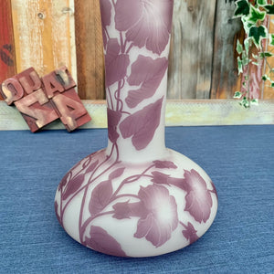 Grand vase en verre multicouche. Production de la cristallerie de Pantin à décor de liserons.