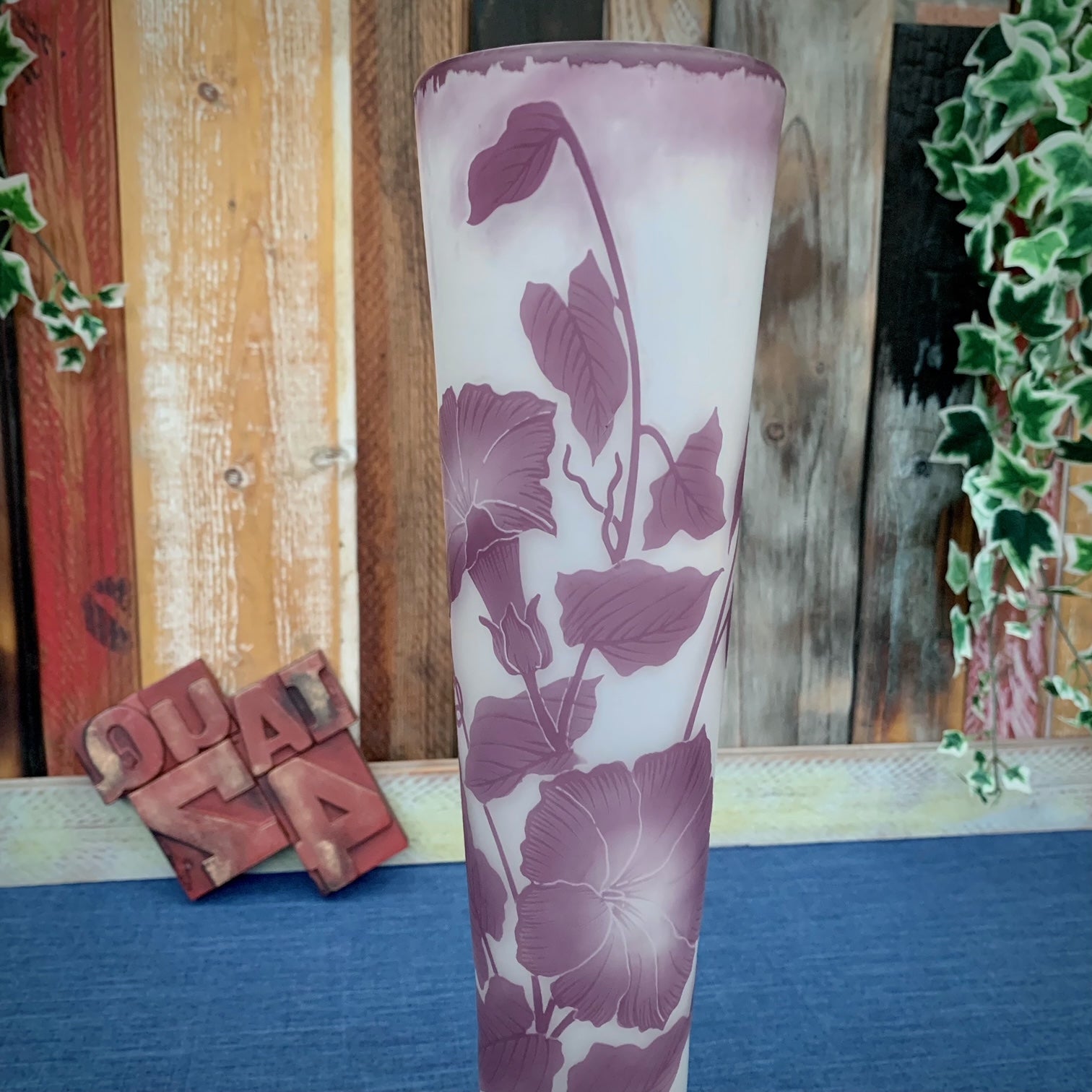 Grand vase en verre multicouche. Production de la cristallerie de Pantin à décor de liserons.