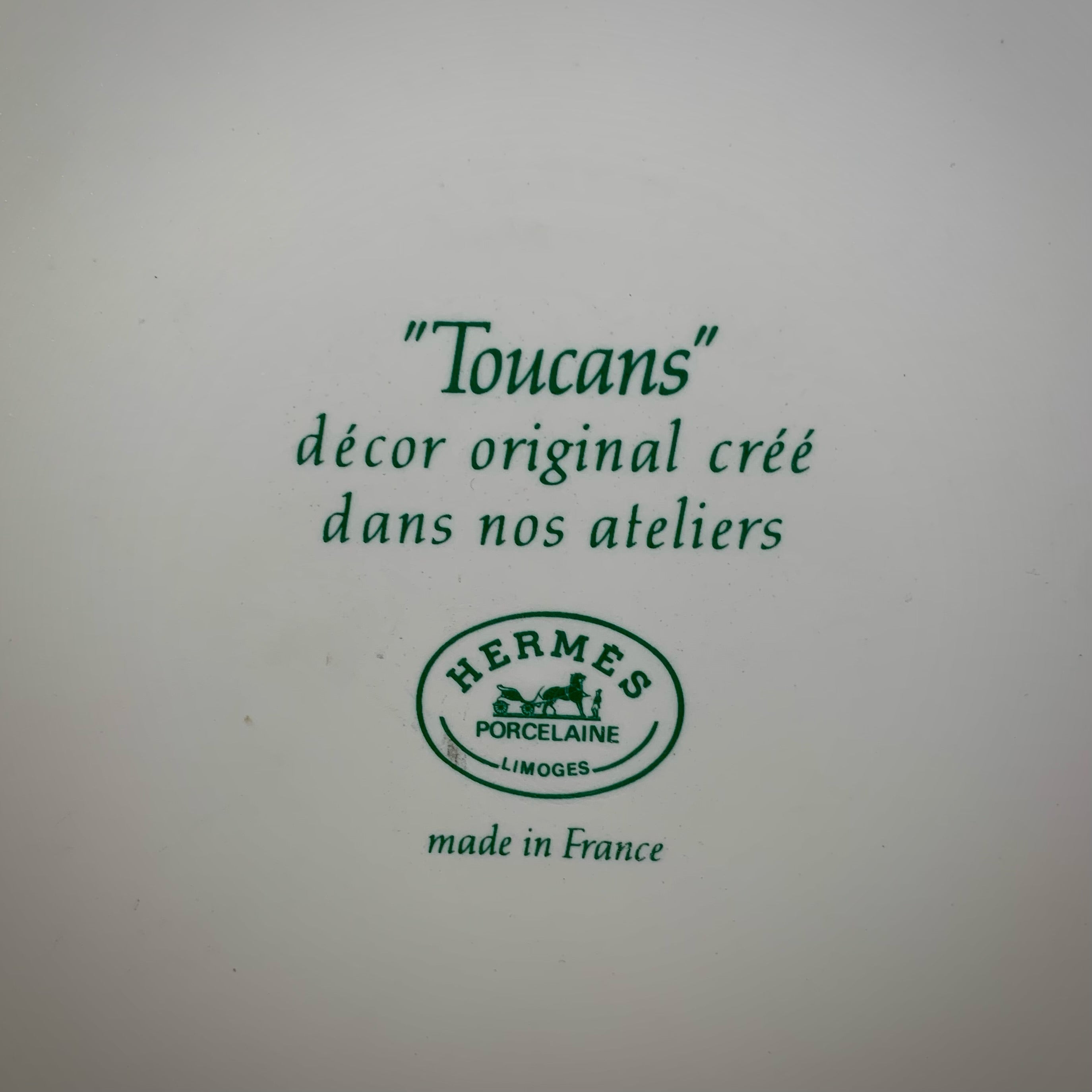 Plat modèle "Toucans" en Porcelaine de Limoges. Maison Hermès Paris.