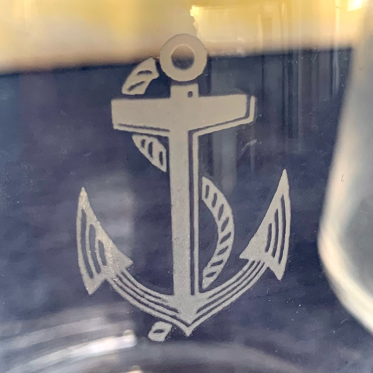 Carafe en verre de la Marine nationale gravée de l'ancre.