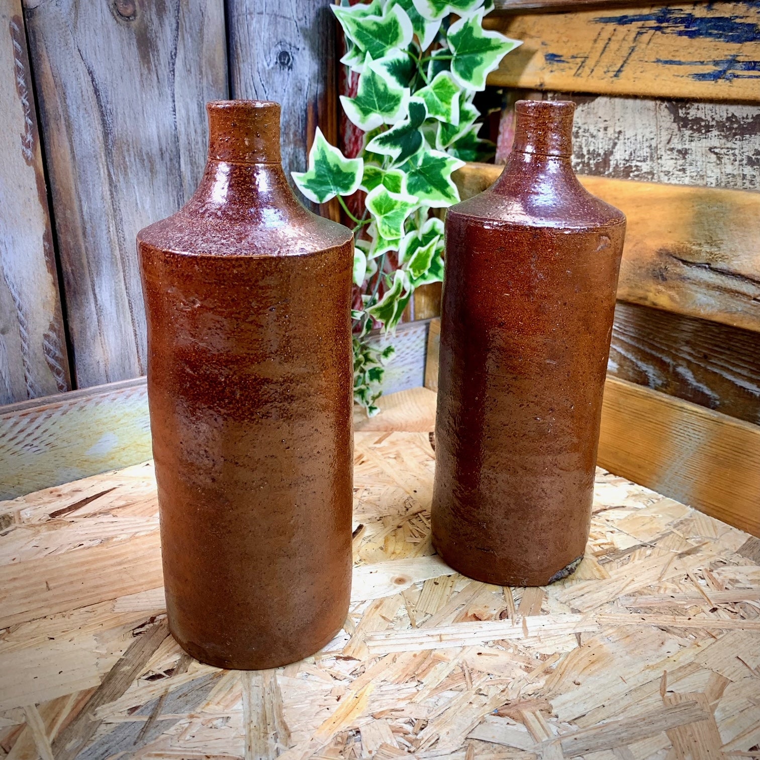 Paire d'anciennes bouteilles en grés vernissé. XIXème.