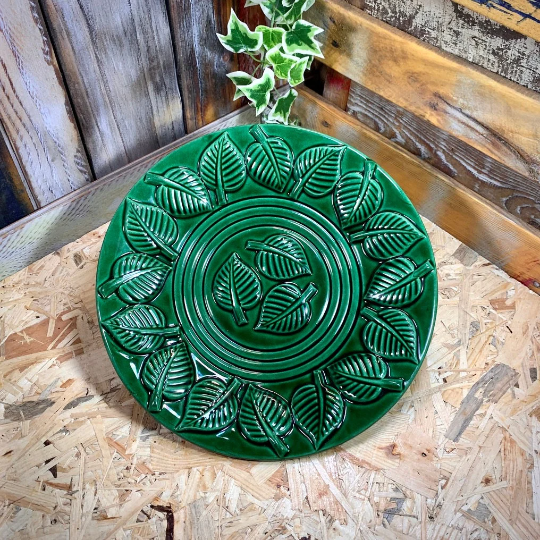 Grand plat en céramique vert irisé à décor de feuille vintage années 1950.