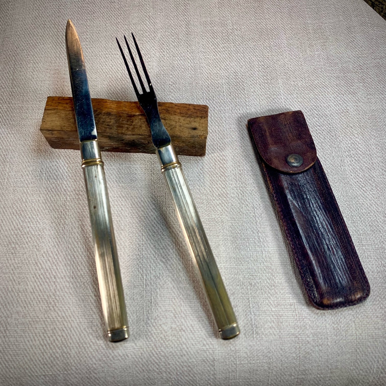 Ancien set de voyage couverts à pique-nique en métal argenté et étui en cuir. Art Déco 1930.