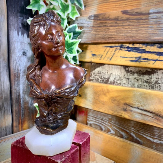Buste de femme en bronze à deux patines. Signé Georges Van Der Straeten cachet du fondeur et socle en albâtre.