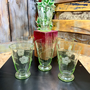 6 verres en ouraline gobelet à décor plissé et gravé de fleurs Art Nouveau.