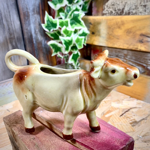 Ancien petit pot à lait ou crème en céramique pichet en forme de vache.