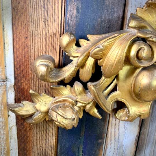 Fronton ornement ancien en bois sculpté et stuc doré Style Louis XV