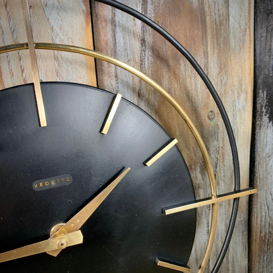 Pendule horloge en métal et laiton électrique de marque Vedette style ORTF année 50/60.