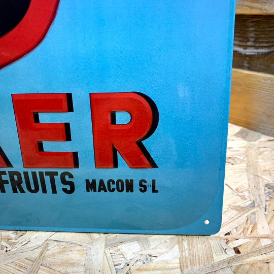 Plaque publicitaire en métal embouti pour les jus de fruits JOKER signée Jacques Auriac