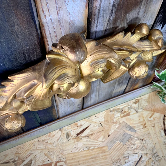 Fronton ornement ancien en bois sculpté et stuc doré Style Louis XV