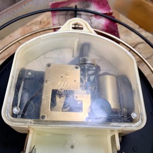 Pendule horloge en métal et laiton électrique de marque Vedette style ORTF année 50/60.