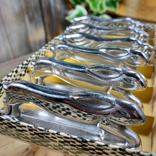 6 Portes couteaux couverts zoomorphe en métal. Dans le style de Sandoz et Rabier Art Déco années 30/40