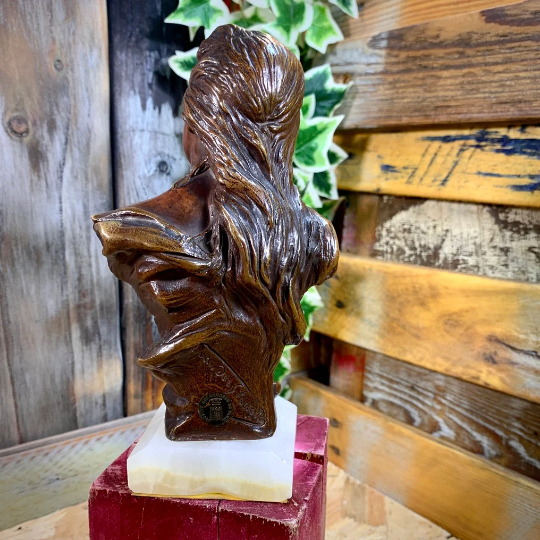 Buste de femme en bronze à deux patines. Signé Georges Van Der Straeten cachet du fondeur et socle en albâtre.