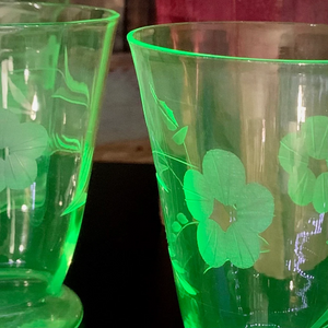 6 verres en ouraline gobelet à décor plissé et gravé de fleurs Art Nouveau.