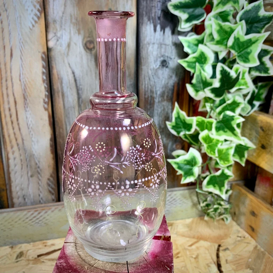 Petite bouteille flacon carafe en verre émaillé et dégradé de rose