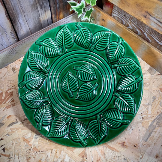 Grand plat en céramique vert irisé à décor de feuille vintage années 1950.