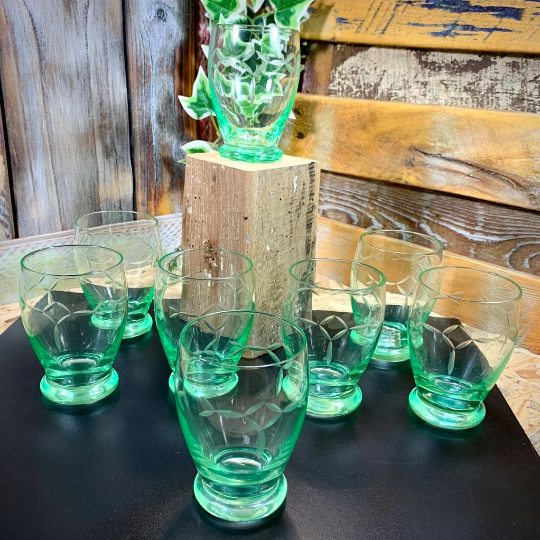 8 verres en ouraline gobelet à décor gravé de formes géométriques  Art Déco.