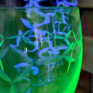 8 verres en ouraline gobelet à décor gravé de formes géométriques  Art Déco.