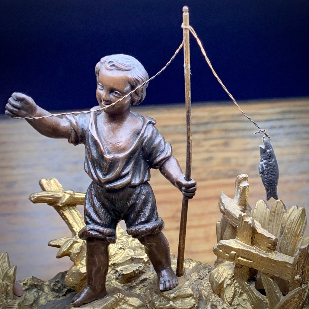 Pyrogène en bronze doré, un jeune pêcheur et son poisson.