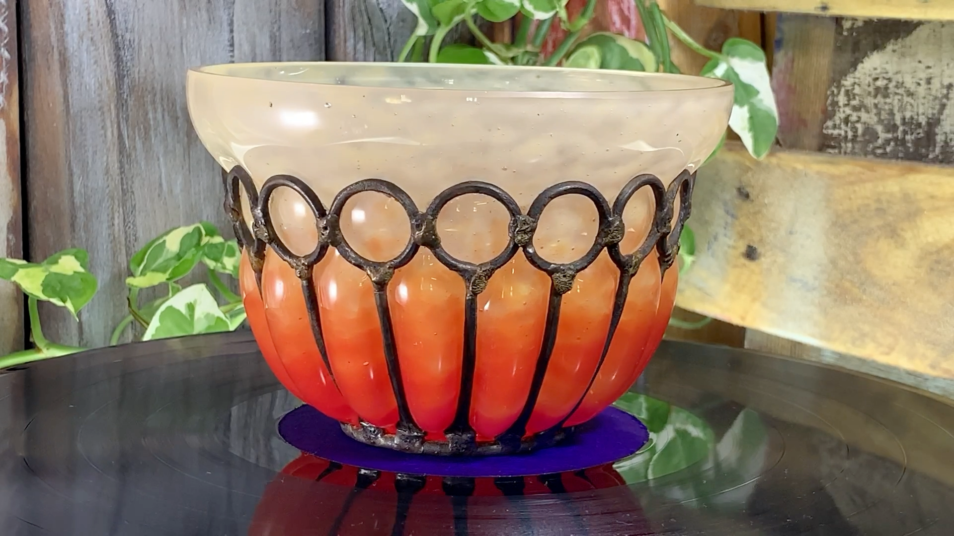 Schneider - Coupe vase en pâte de verre et fer forgé. Art Déco.