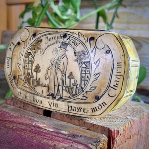 Boîte à tabac en corne gravée, époque début 19ème siècle.