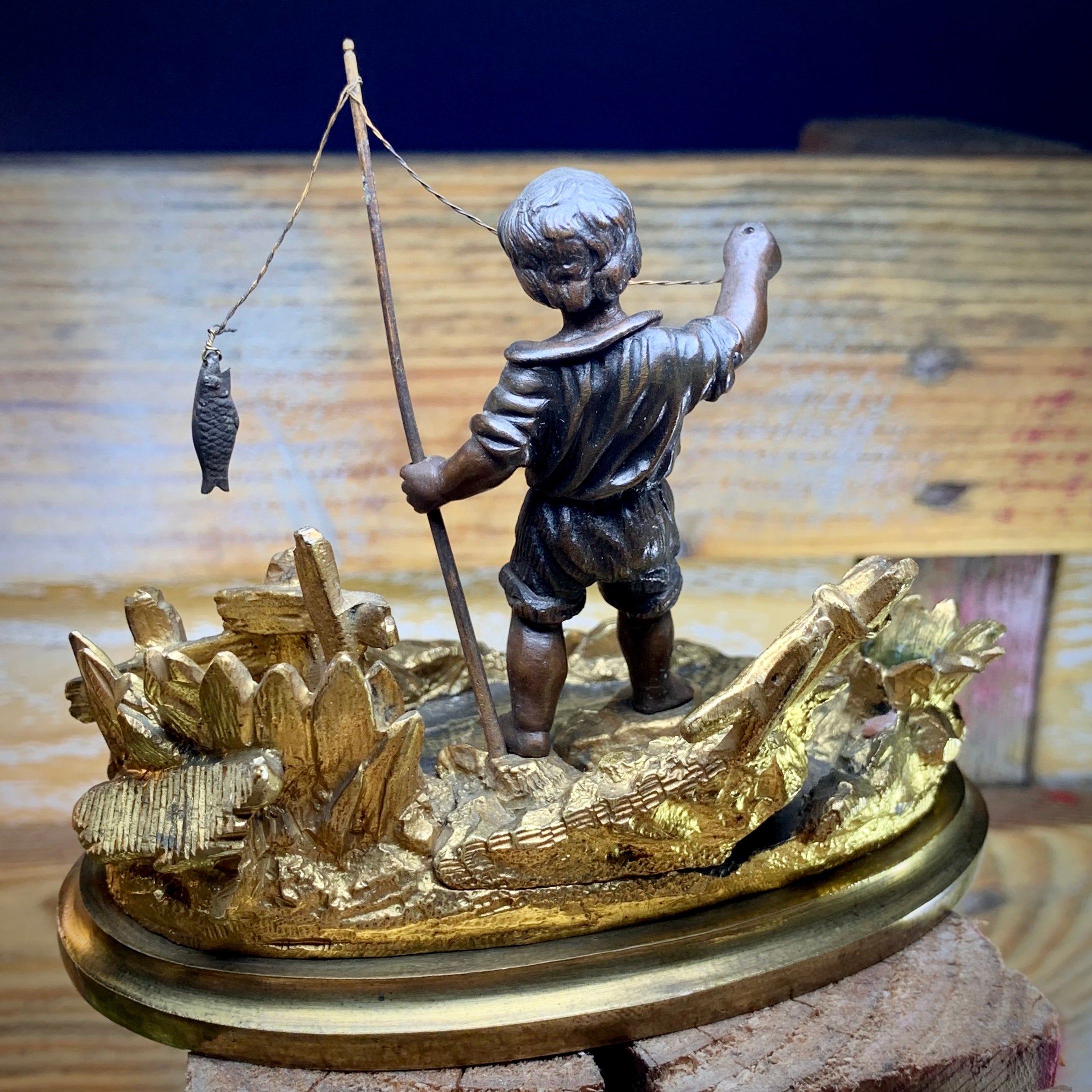 Pyrogène en bronze doré, un jeune pêcheur et son poisson.