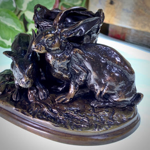 Les lapins. Bronze animalier signée P.J.Mêne (Pierre-Jules Mêne).