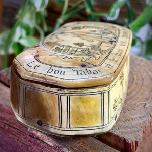 Boîte à tabac en corne gravée, époque début 19ème siècle.