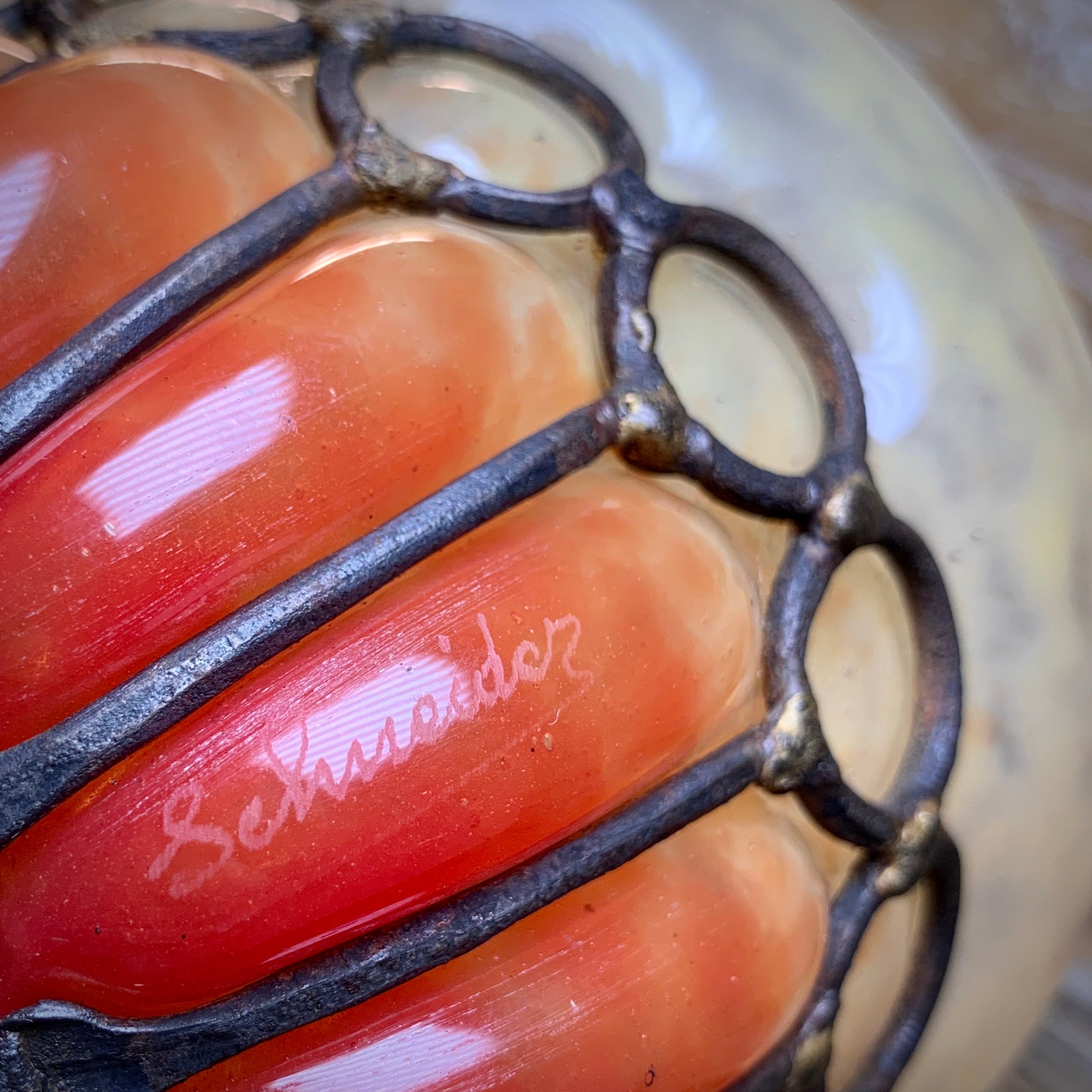 Coupe vase en pâte de verre et fer forgé signée Schneider.