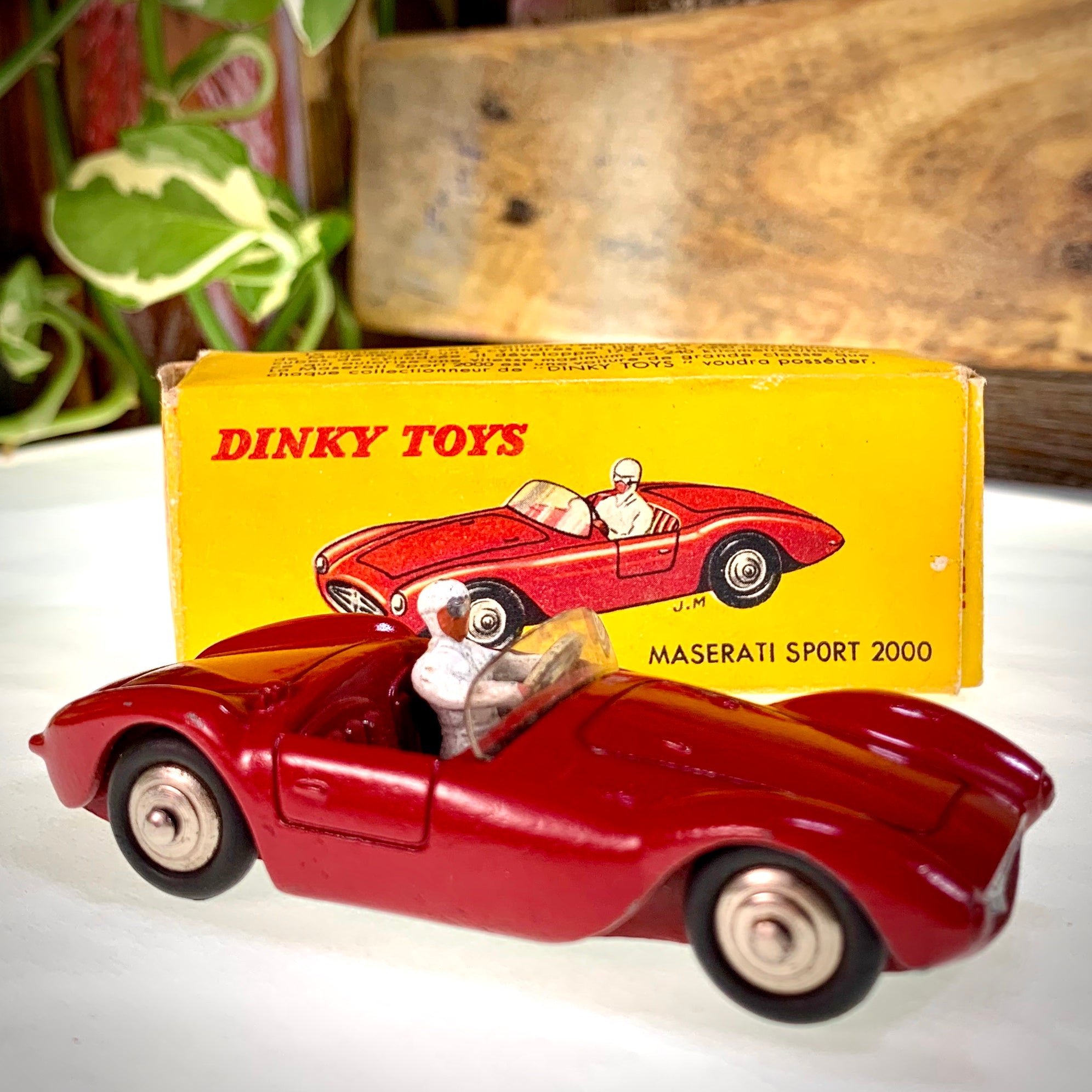Auto Dinky Toys Maserati rouge sport 2000 22A avec boite. - Quai 74