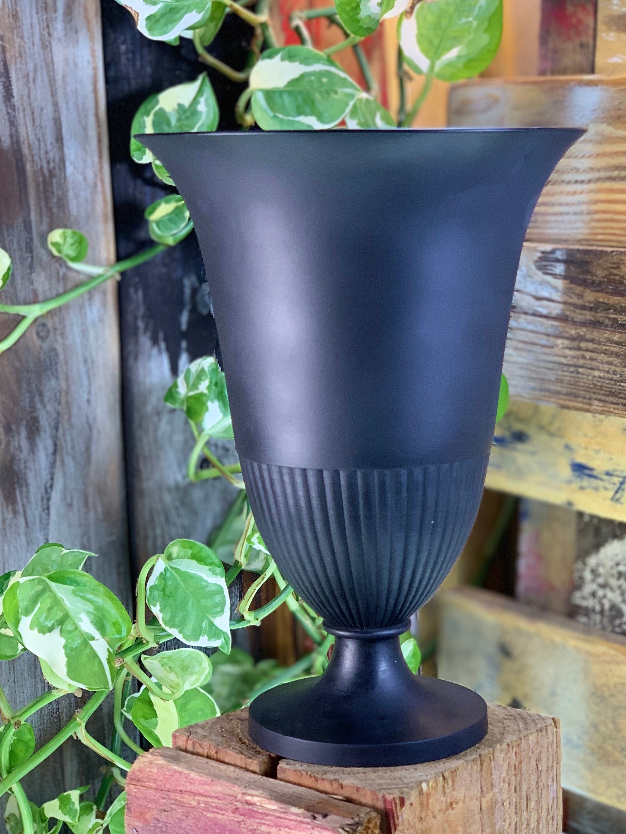 Vase pique fleurs à l'antique black basalt Wedgwood.