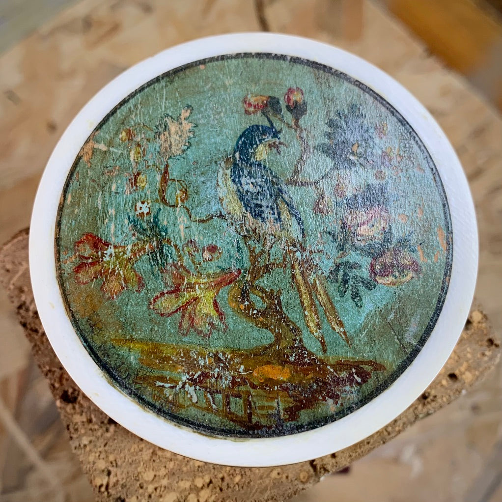 Tabatière ronde, boite à mouches, peinture sur bois sur deux faces, fin 18ème siècle.