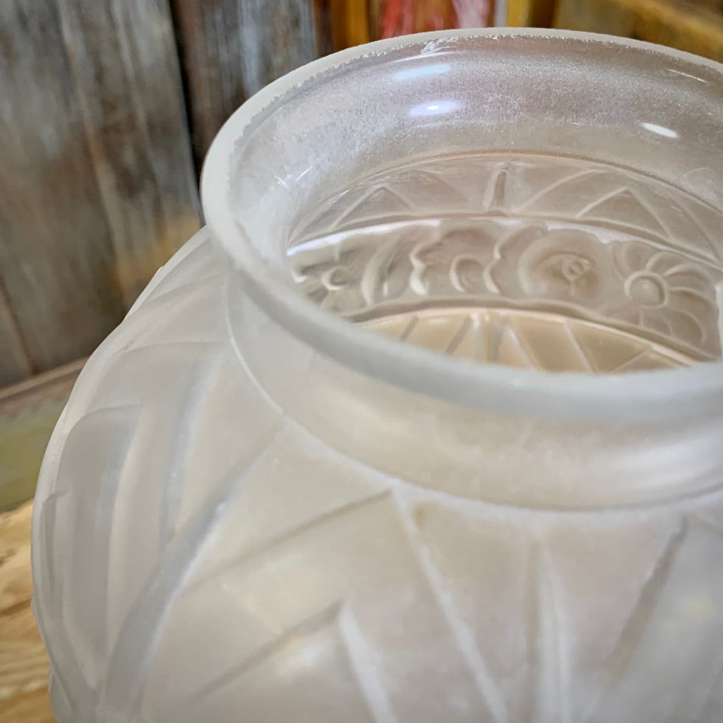 Vase en verre moulé. Style  Art Déco en verre dépoli.