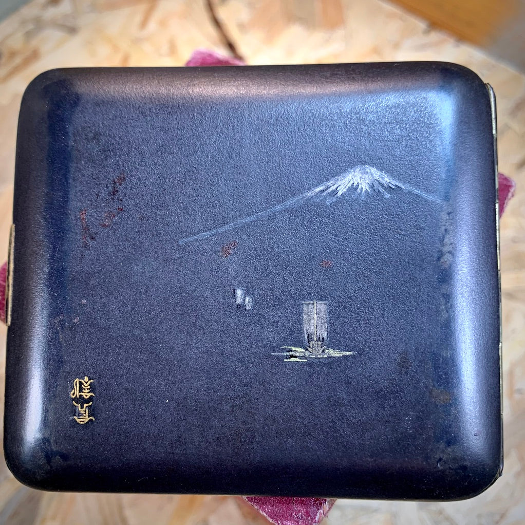 Etui japonais vintage. Doré et argenté, paysage mont Fuji.